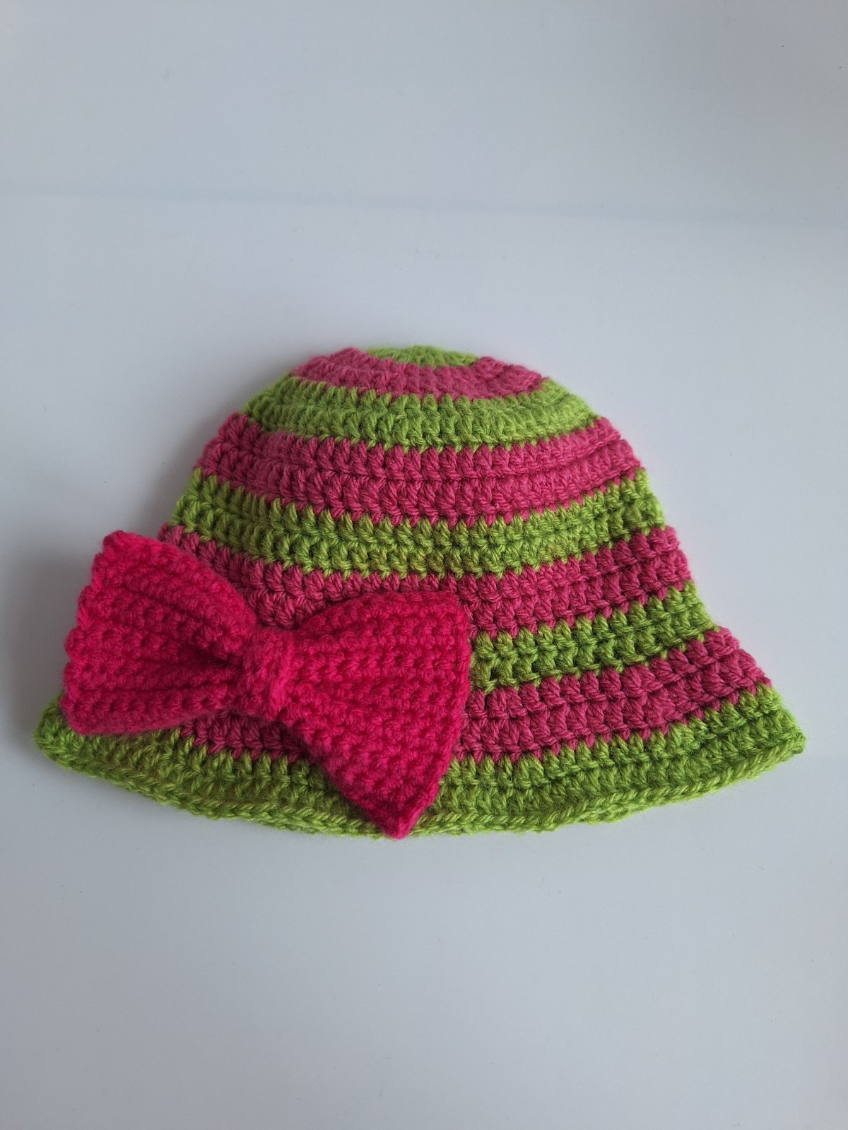 Gehaakt baby zonnehoedje 'Roze en groen met strikje'