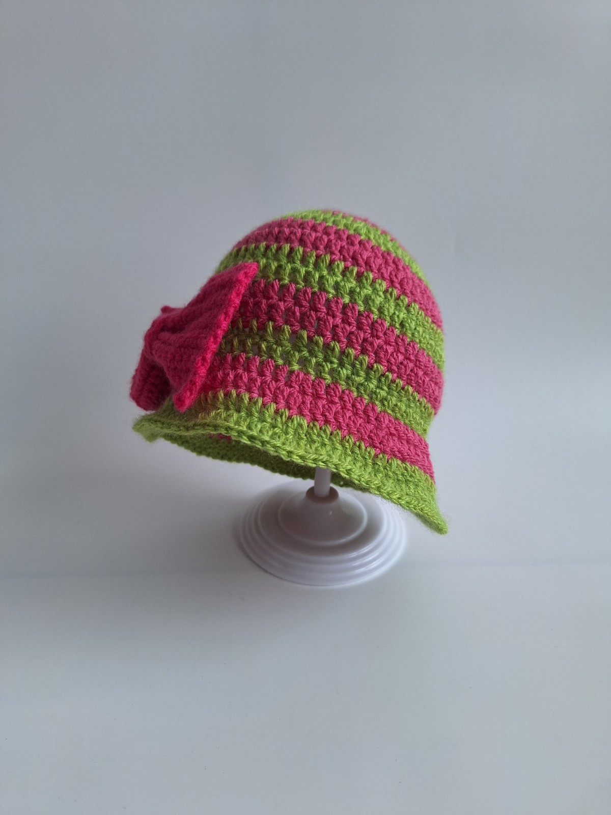 Gehaakt baby zonnehoedje 'Roze en groen met strikje'