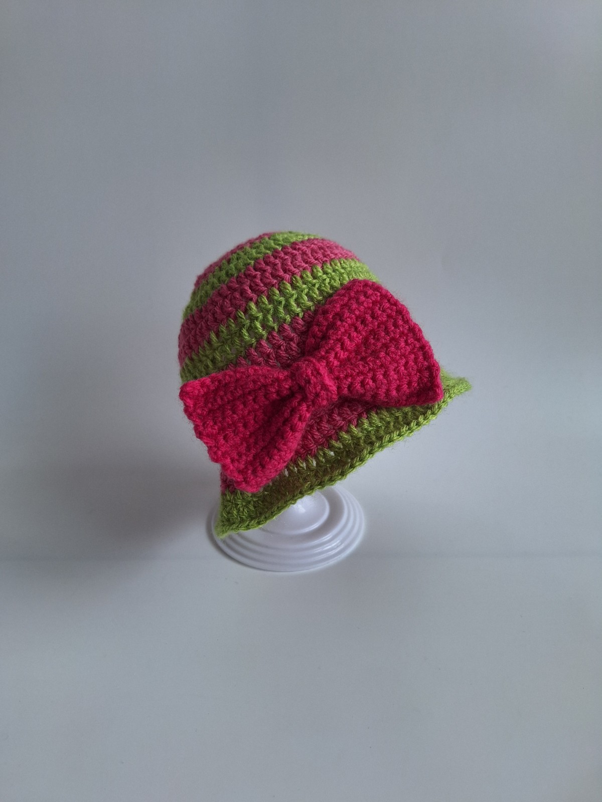 Gehaakt baby zonnehoedje 'Roze en groen met strikje'