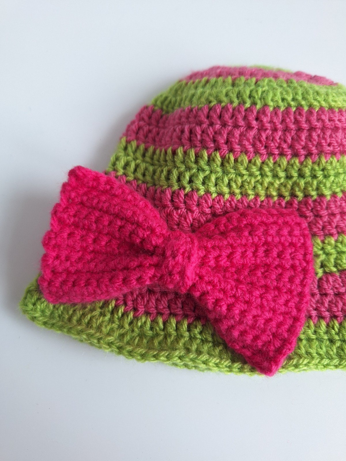 Gehaakt baby zonnehoedje 'Roze en groen met strikje'