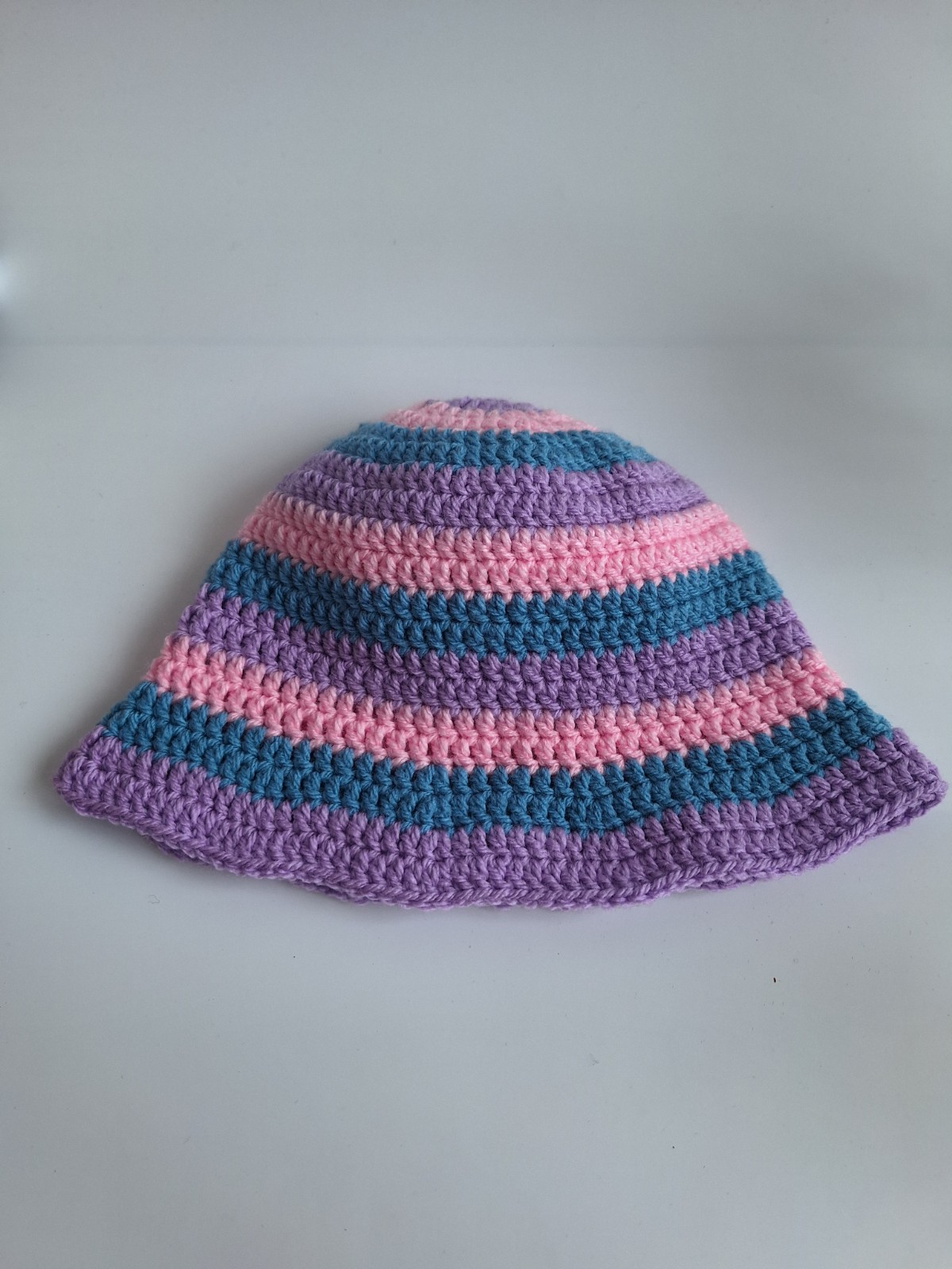 Gehaakt baby zonnehoedje 'Roze, blauw en lila'