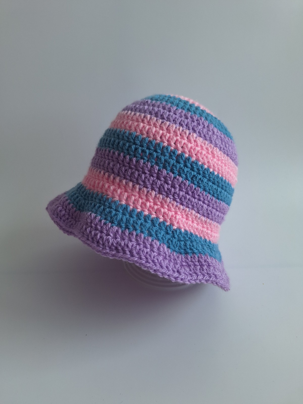 Gehaakt baby zonnehoedje 'Roze, blauw en lila'