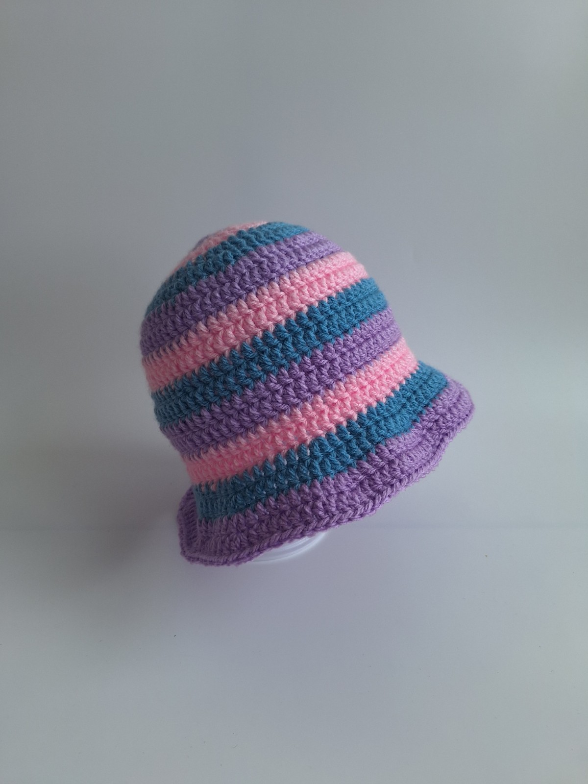 Gehaakt baby zonnehoedje 'Roze, blauw en lila'