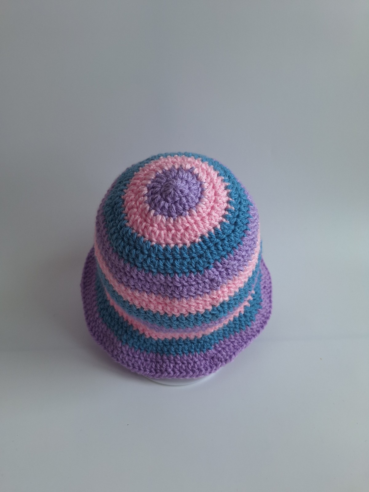 Gehaakt baby zonnehoedje 'Roze, blauw en lila'