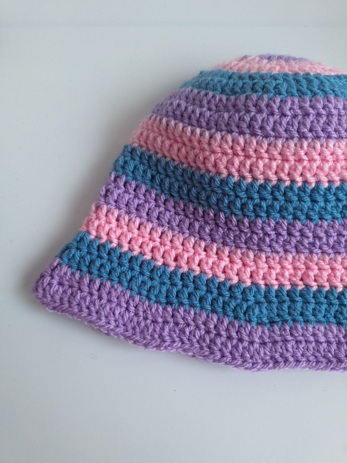 Gehaakt baby zonnehoedje 'Roze, blauw en lila'