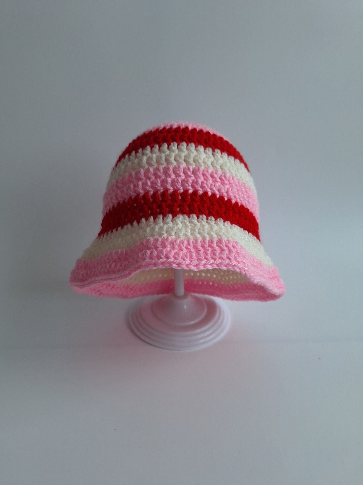 Gehaakt baby zonnehoedje 'Roze, rood en crème'