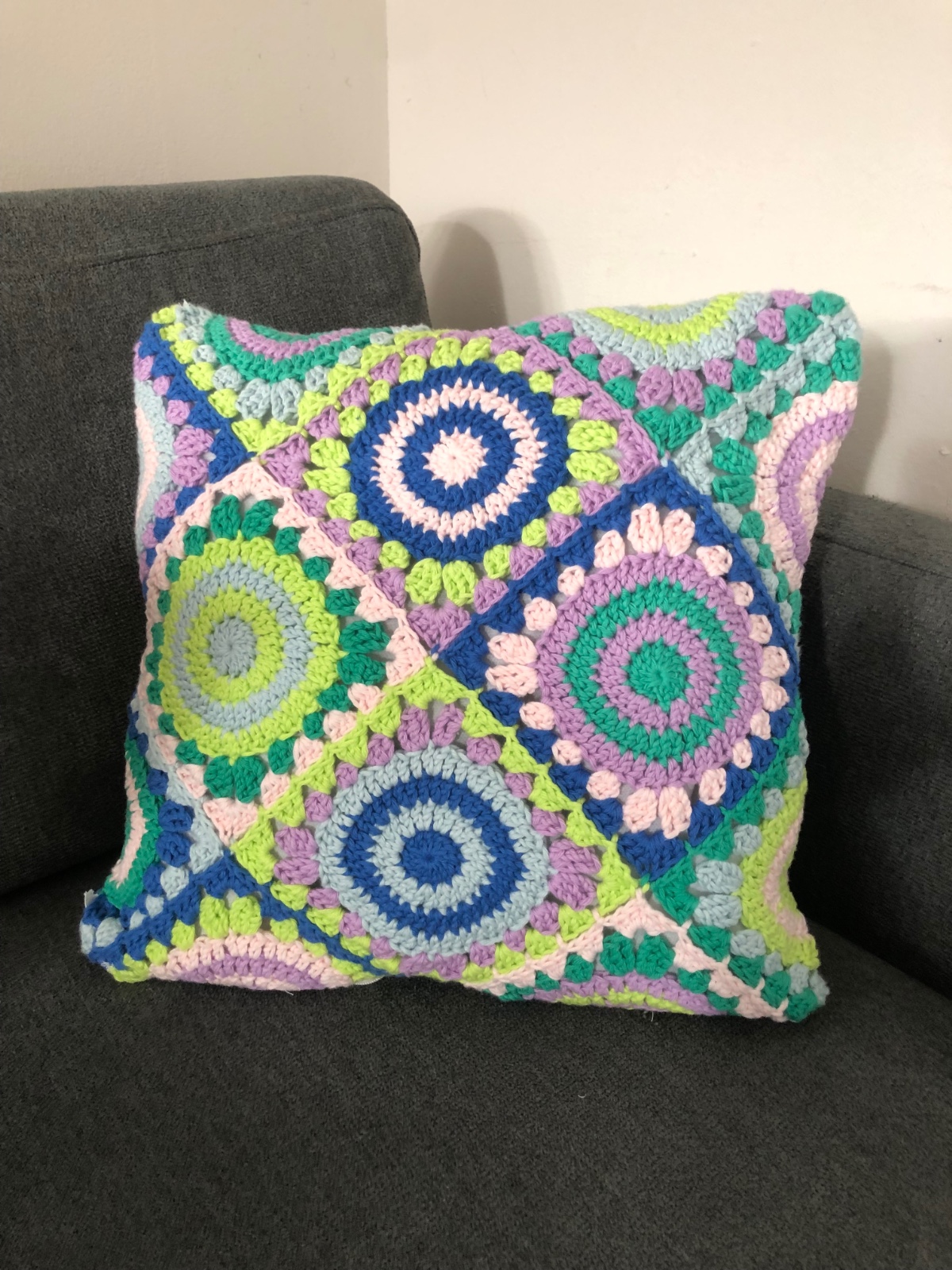 Gehaakt kussen in heldere kleuren