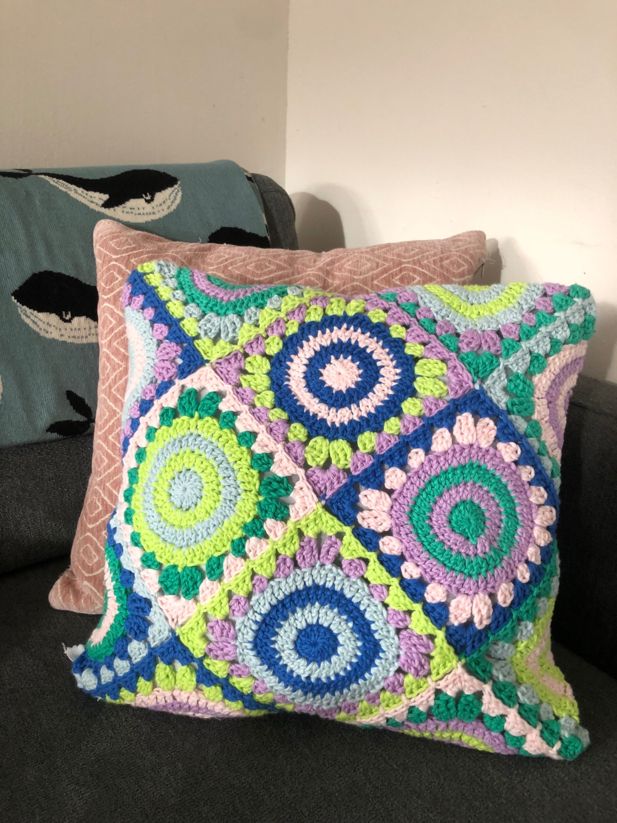 Gehaakt kussen in heldere kleuren