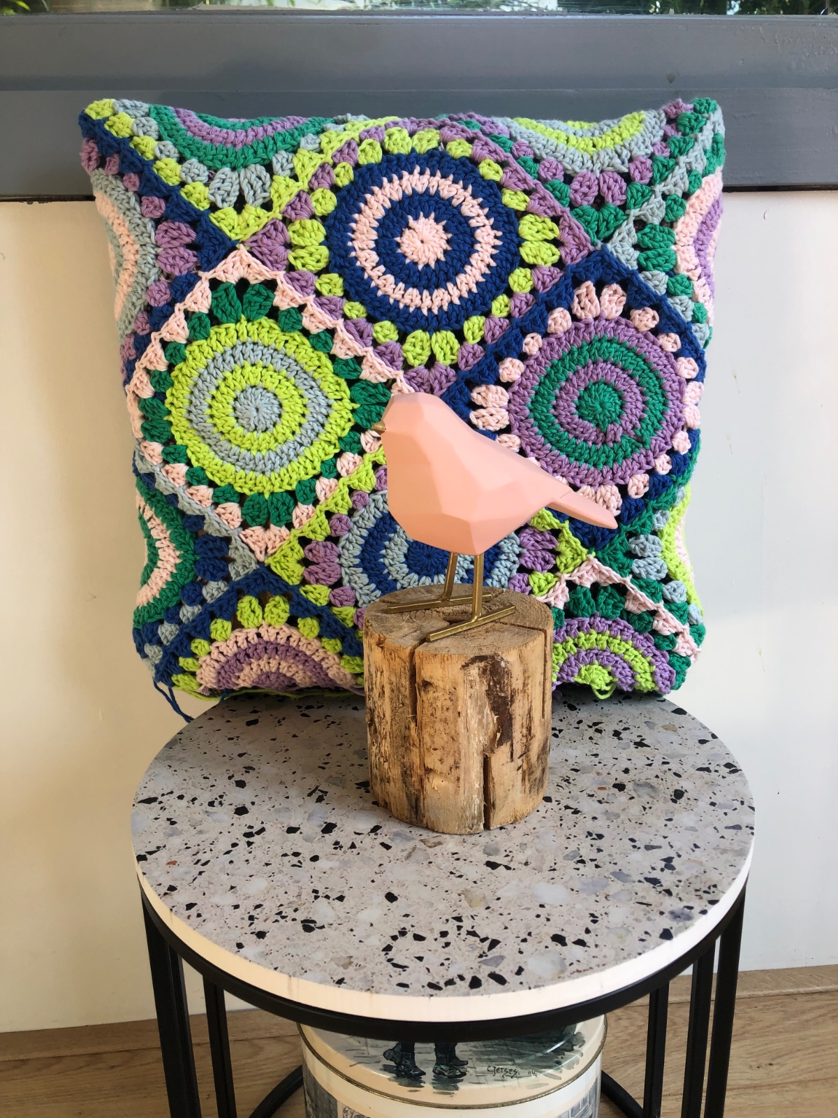 Gehaakt kussen in heldere kleuren