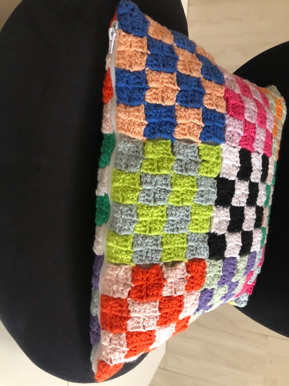 Gehaakt kussen met checker patroon