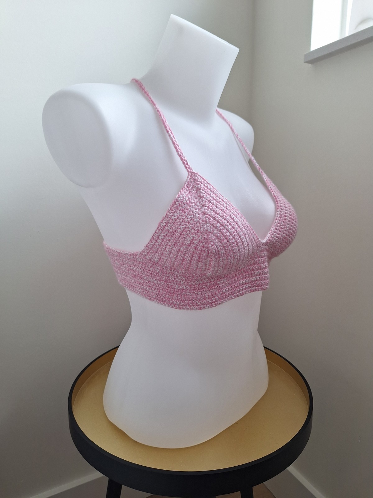 Gehaakt topje 'Wit en lichtroze gemêleerd'