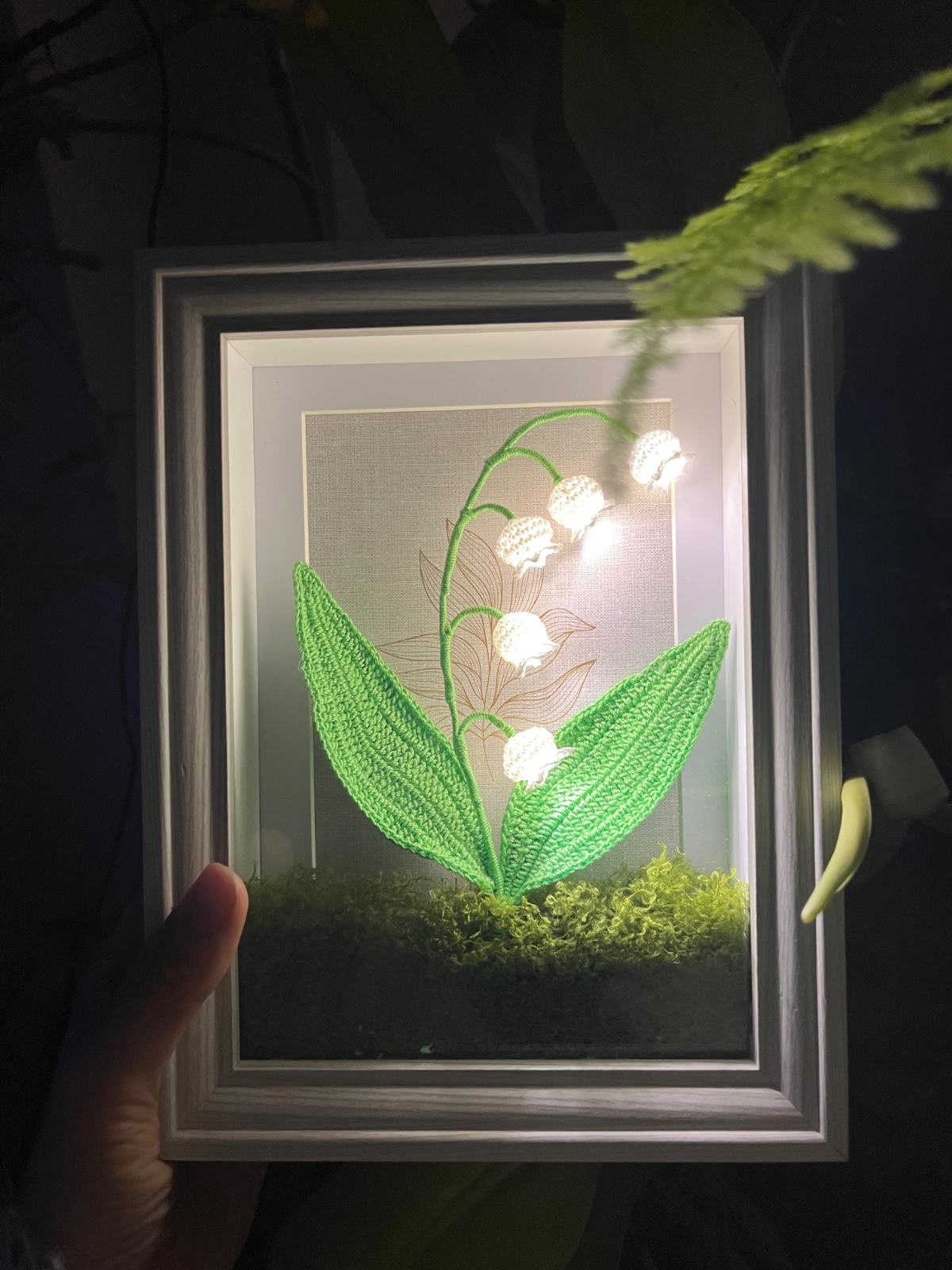 Gehaakte Bloemenlamp met LED – Lelietje-van-dalen in Lijst met Mos - 82596 Gehaakte Bloemenlamp met LED – Lelietje-van-dalen in Lijst met Mos