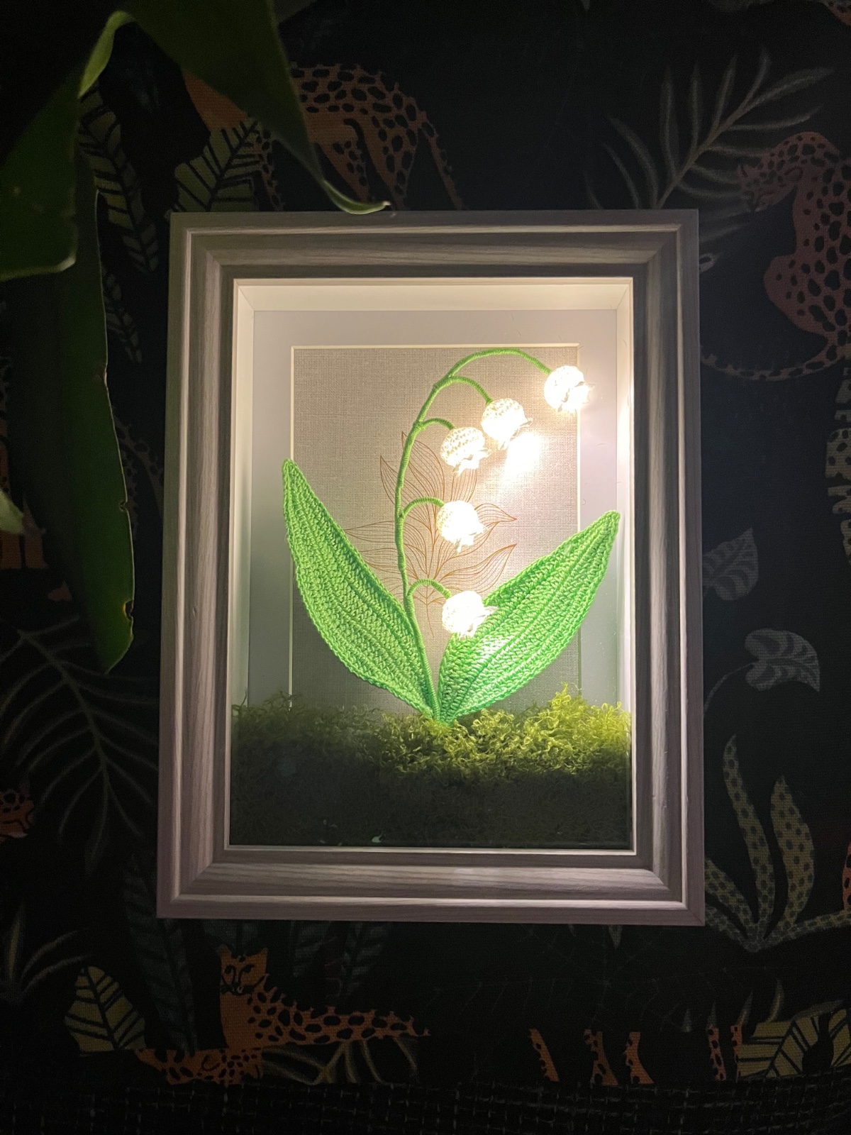 Gehaakte Bloemenlamp met LED – Lelietje-van-dalen in Lijst met Mos - 82598 Gehaakte Bloemenlamp met LED – Lelietje-van-dalen in Lijst met Mos