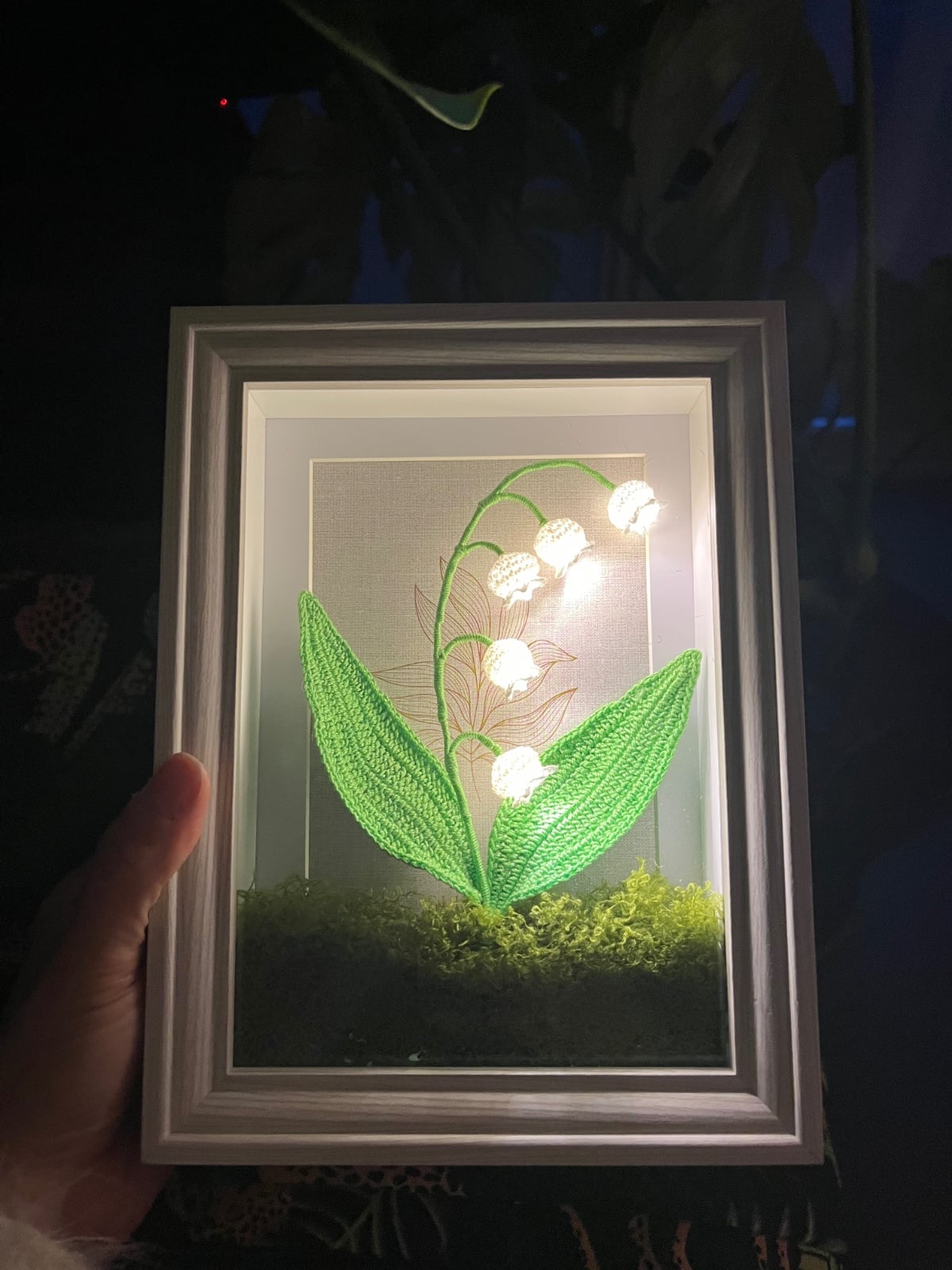 Gehaakte Bloemenlamp met LED – Lelietje-van-dalen in Lijst met Mos - 82600 Gehaakte Bloemenlamp met LED – Lelietje-van-dalen in Lijst met Mos