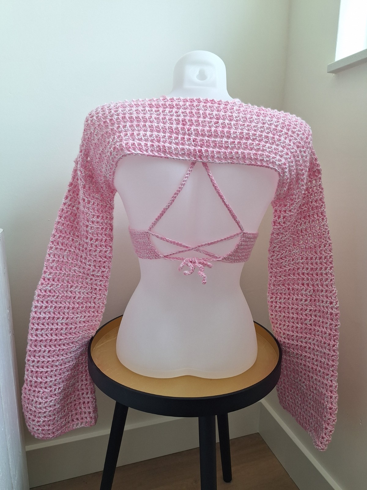 Gehaakte shrug | gehaakte bolero 'Wit en lichtroze gemêleerd'