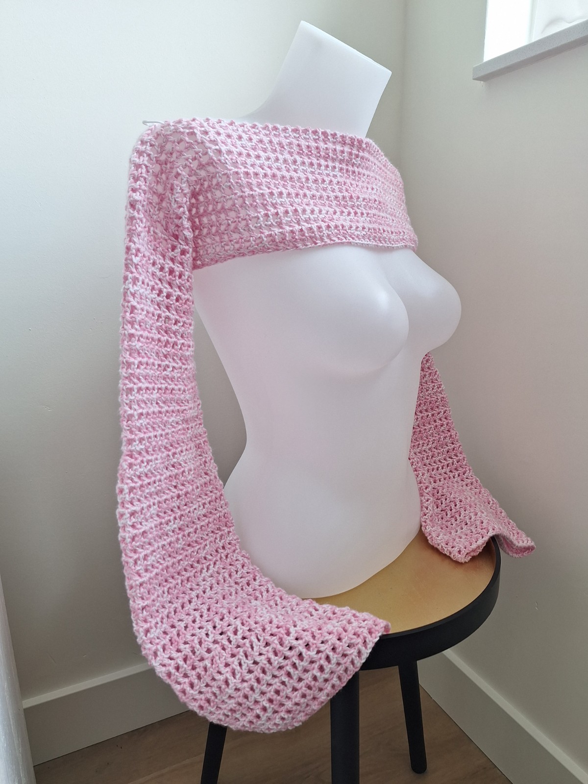 Gehaakte shrug | gehaakte bolero 'Wit en lichtroze gemêleerd'