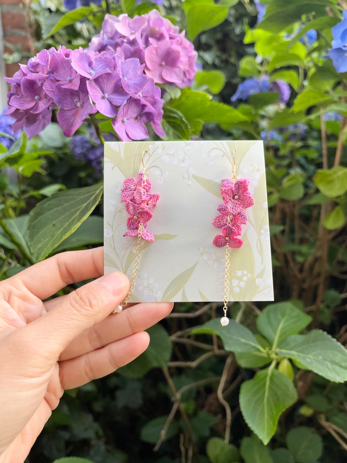 Micro Gehaakte Hortensia Oorbellen – Zacht & Bloemig