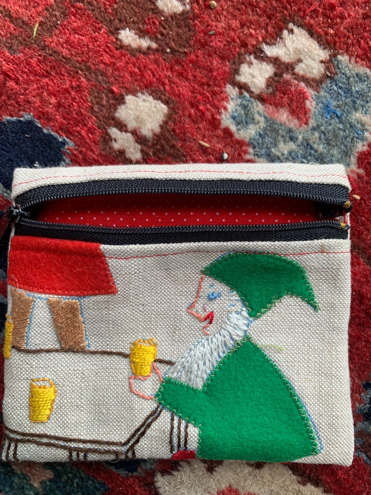 Portemonneetje van vintage wandkleed met groen kaboutertje