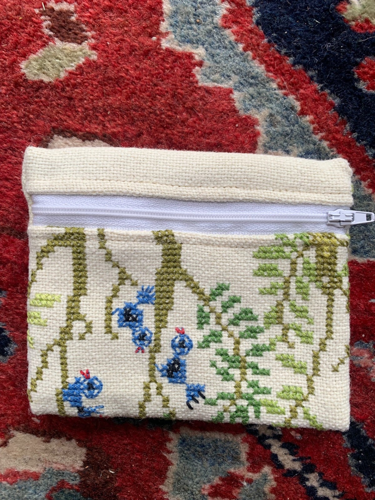 Portemonneetje met geborduurde blauwe vogeltjes