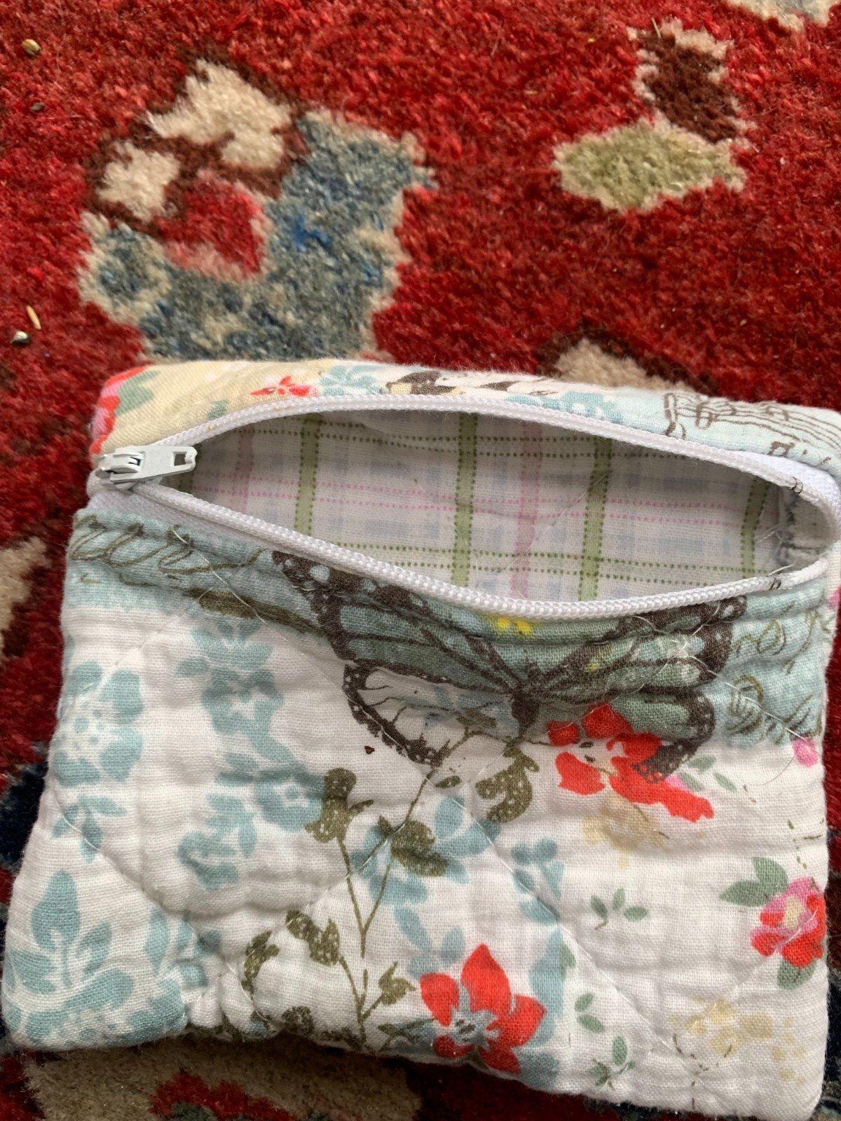 Portemonneetje van gewatteerde stof met vlinders en bloemen