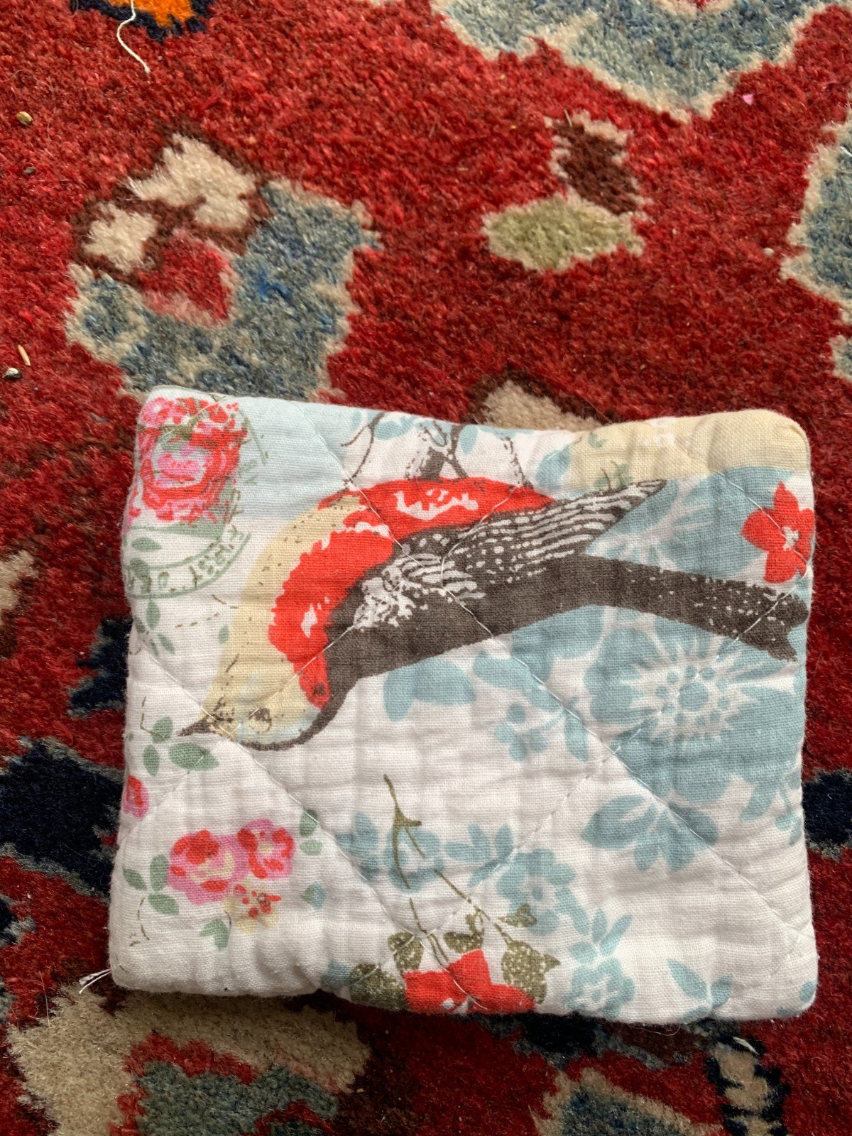 Portemonneetje van gewatteerde stof met vlinders en bloemen