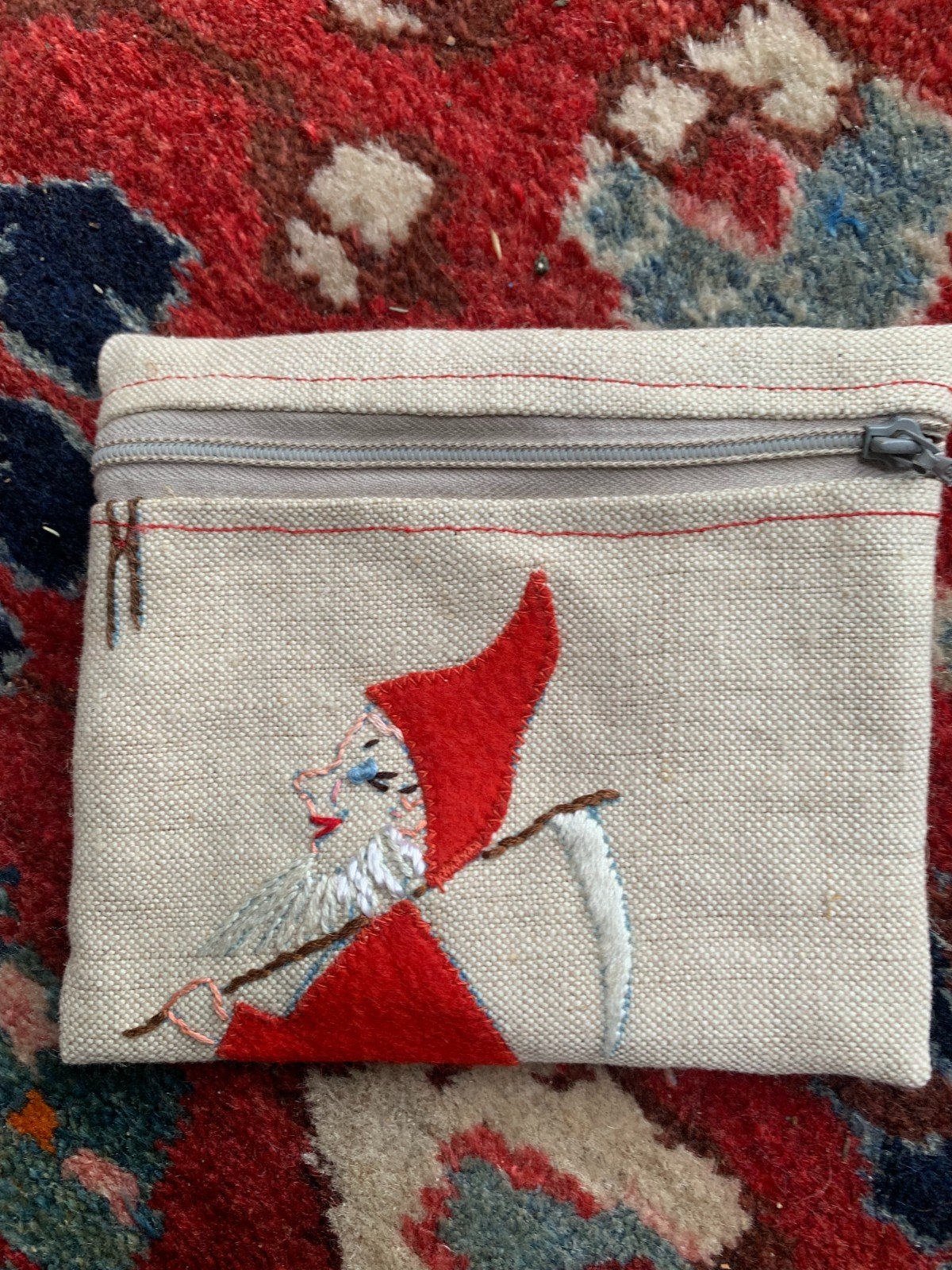 Leuk portemonneetje van vintage wandkleed met rode kabouter