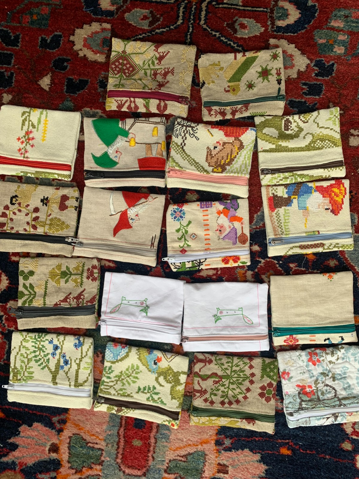 Leuk portemonneetje van vintage wandkleed met rode kabouter