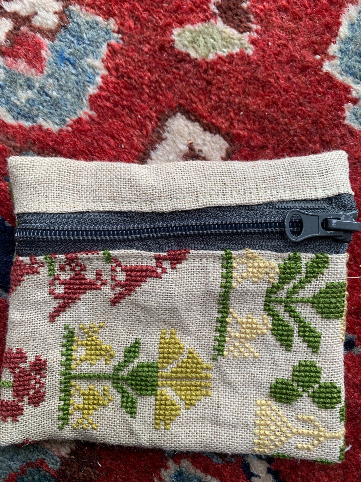 portemonnee van vintage borduurwerk 11 - 81382 portemonnee van vintage borduurwerk met gele en rode bloemen