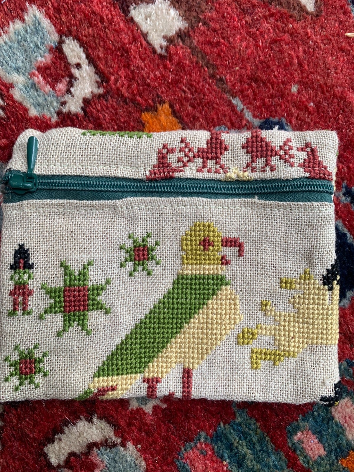 portemonnee van vintage borduurwerk met geel groene vogel