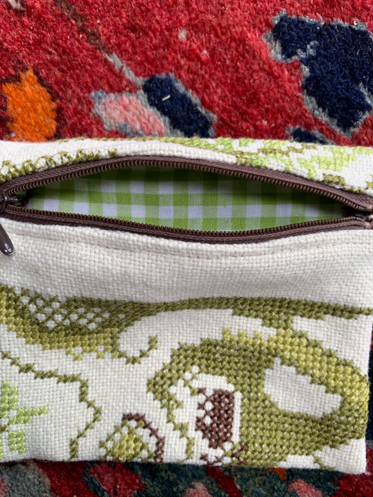 portemonnee van vintage borduurwerk met eekhoorntje