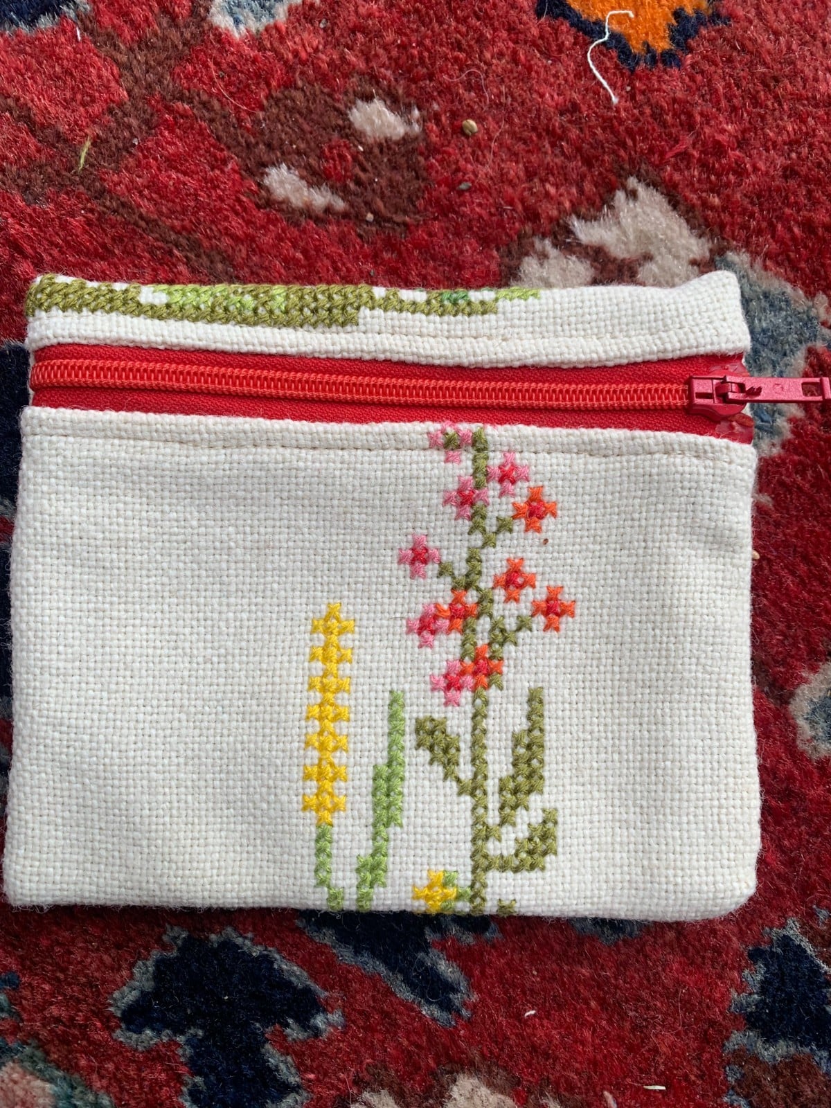 portemonnee van vintage borduurwerk met gele en oranje bloemen