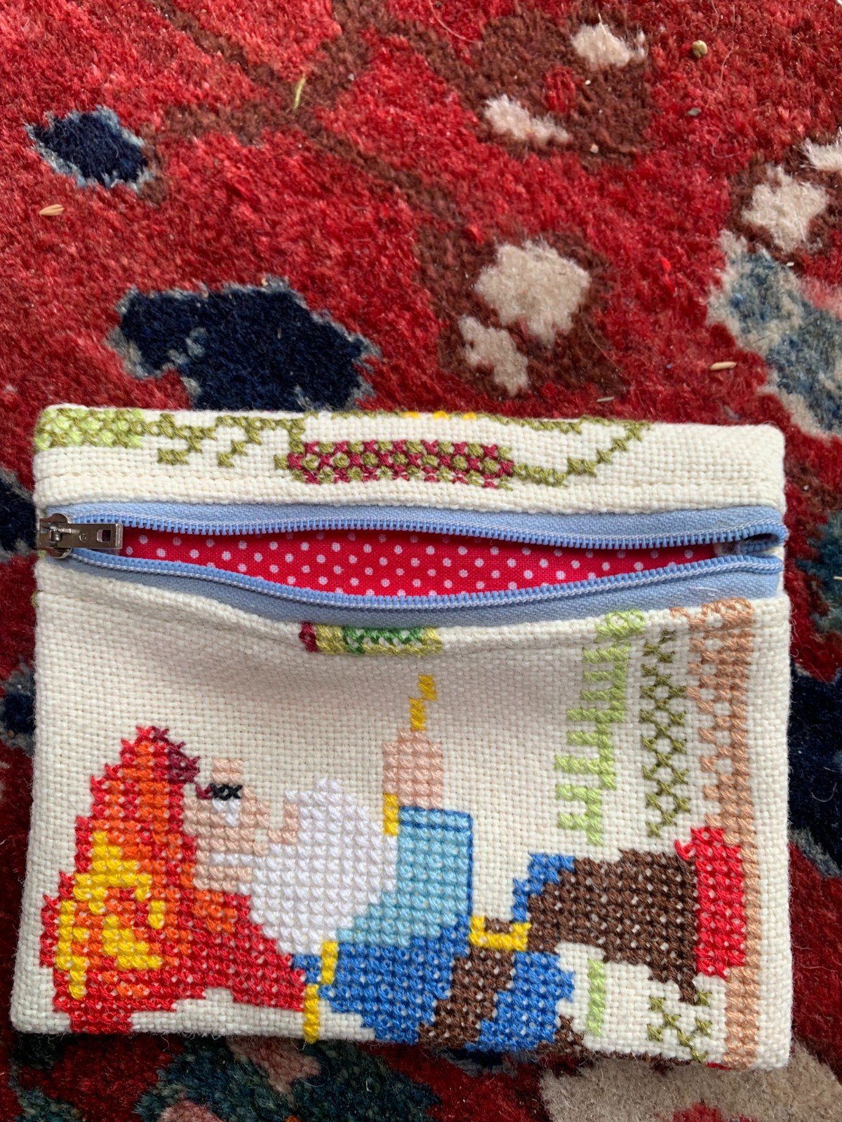 portemonnee van vintage borduurwerk met vissende kabouter
