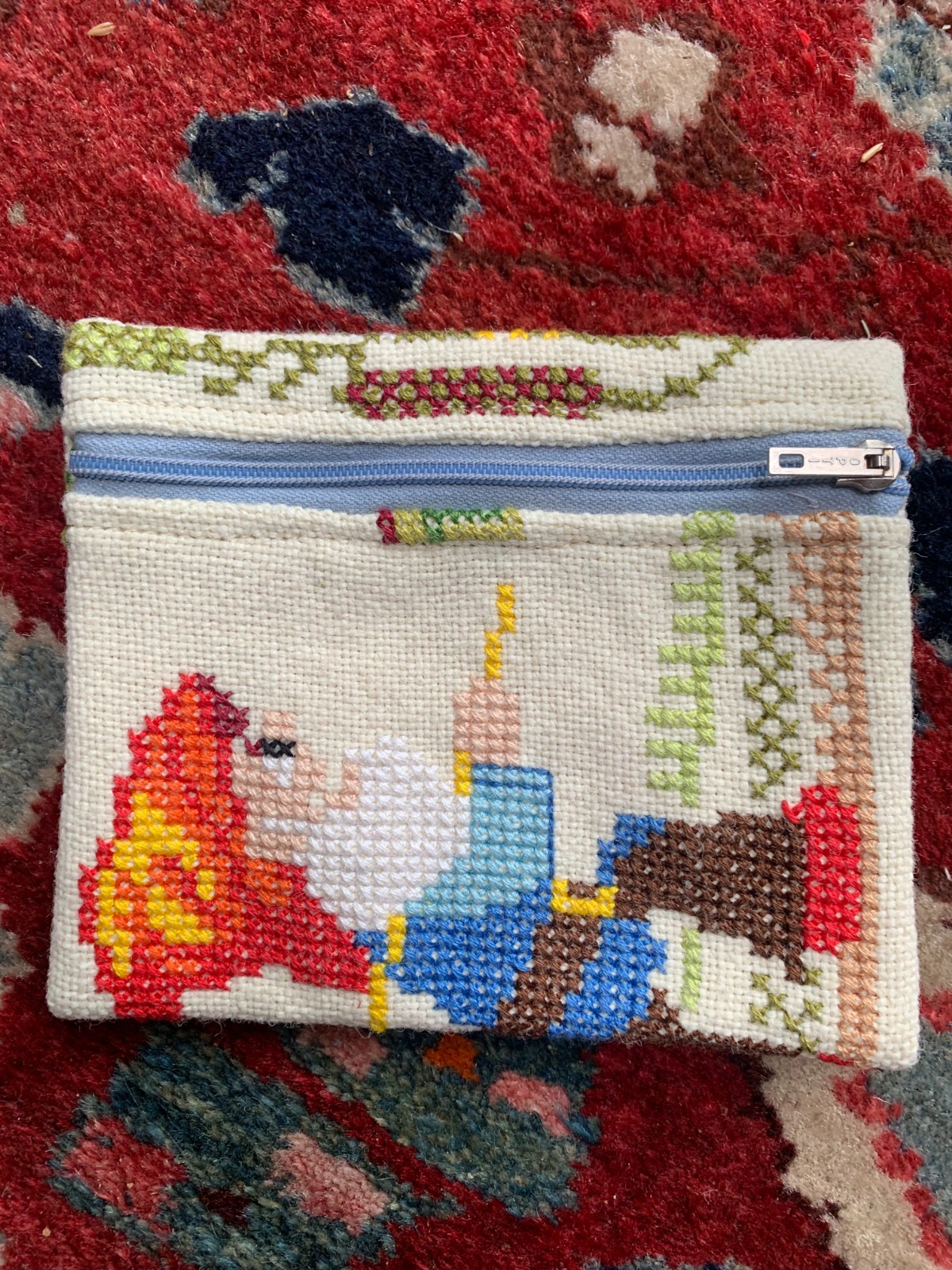 portemonnee van vintage borduurwerk met vissende kabouter