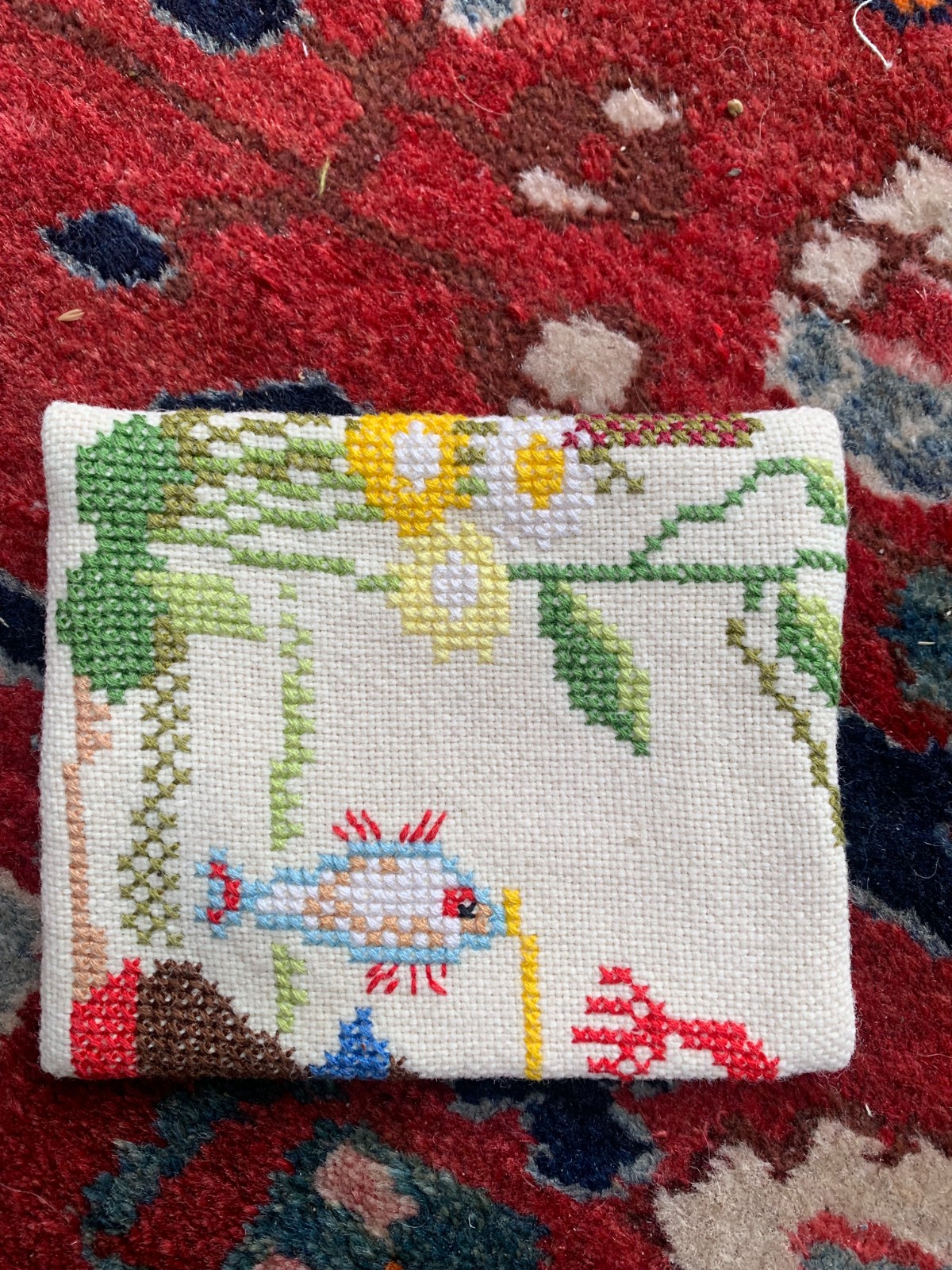 portemonnee van vintage borduurwerk met vissende kabouter