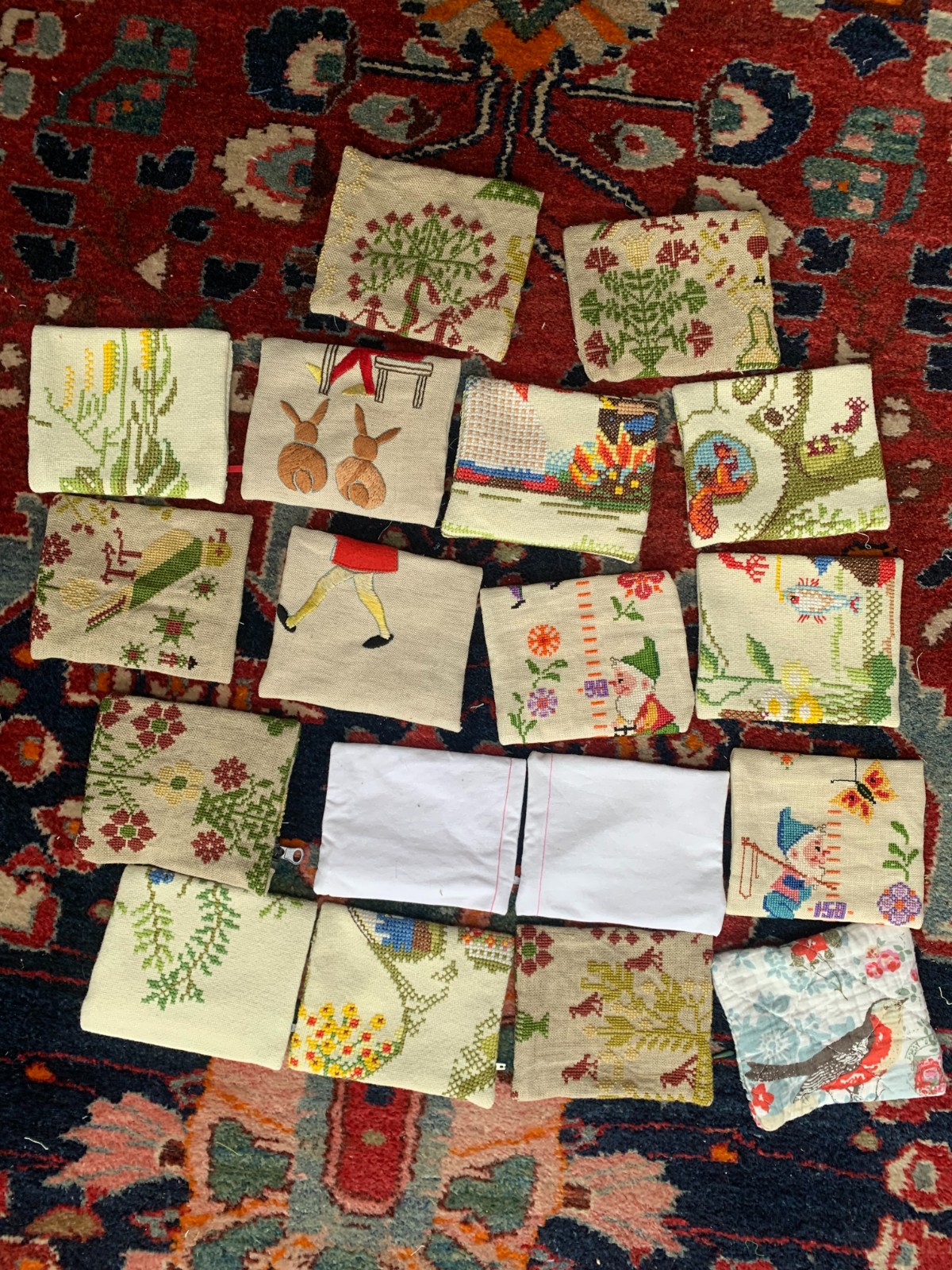 portemonnee van vintage borduurwerk met vissende kabouter