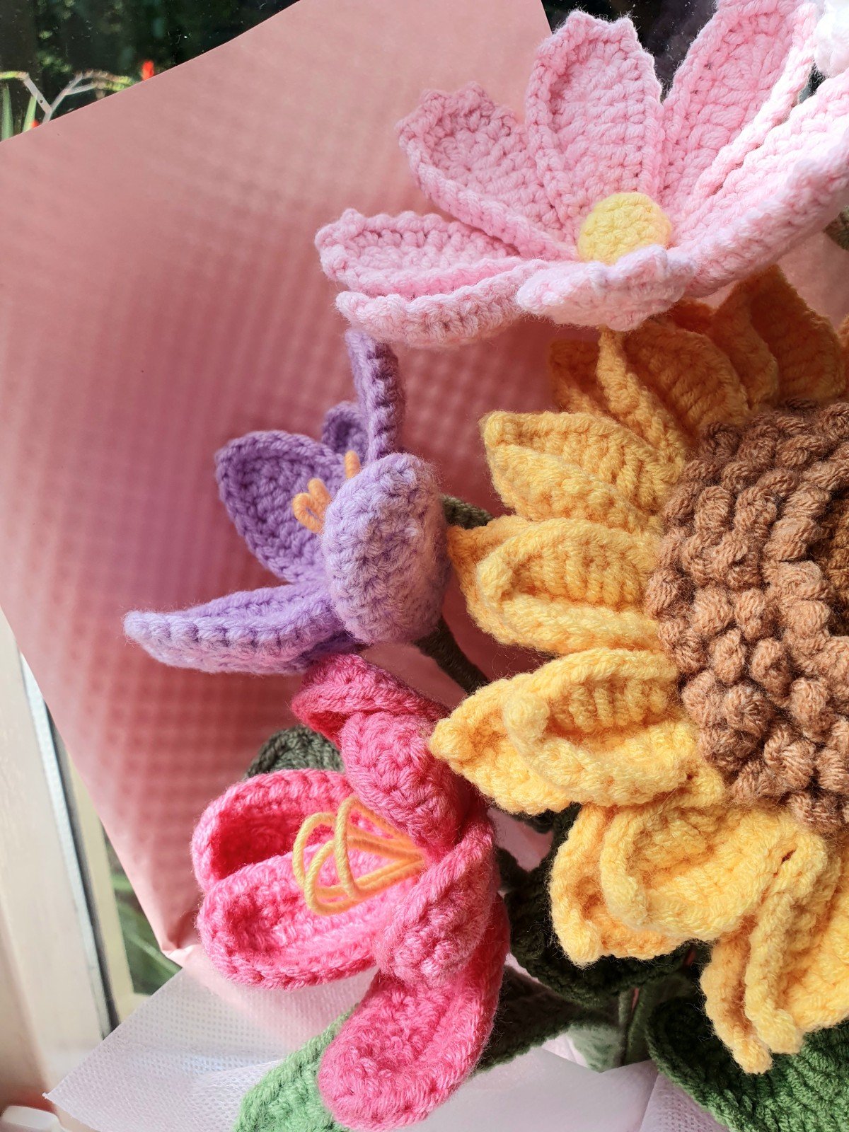 Gehaakte bloemenboeket – Zonnekracht & Zachte Bloei - 87796 Gehaakte bloemenboeket – Zonnekracht & Zachte Bloei