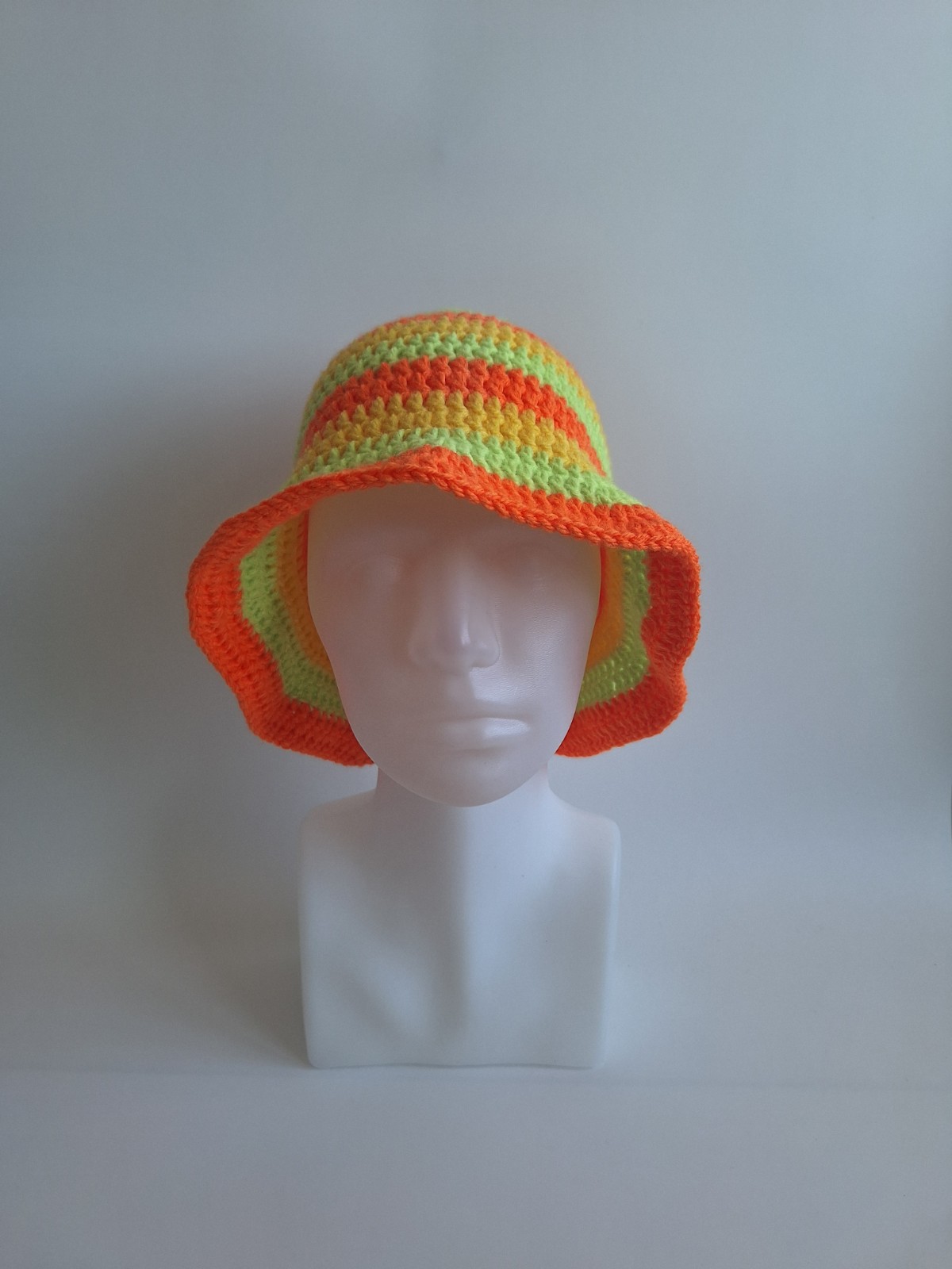 Gehaakte bucket hat 'Groen, oranje en geel'