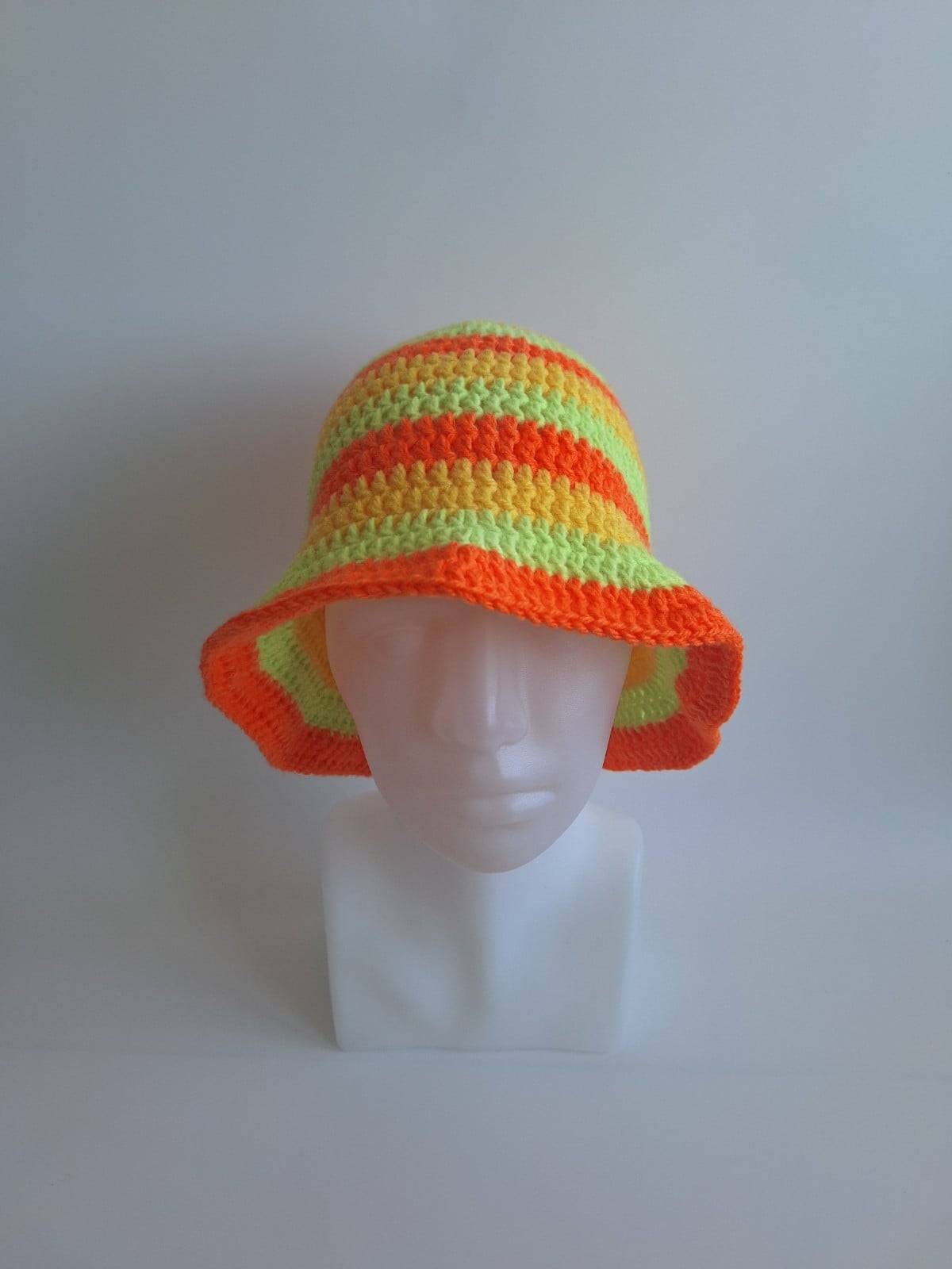 Gehaakte bucket hat 'Groen, oranje en geel'