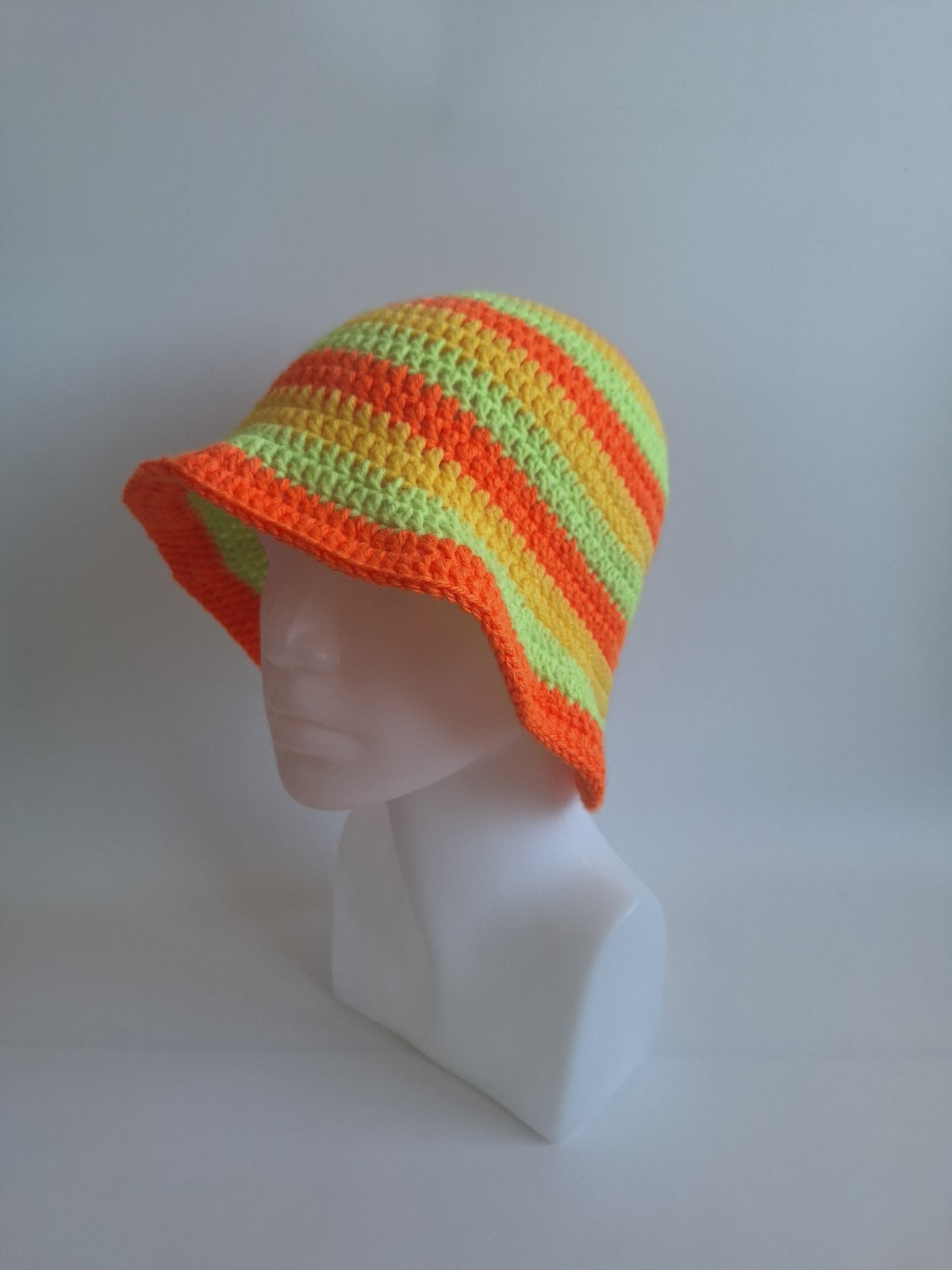 Gehaakte bucket hat 'Groen, oranje en geel'