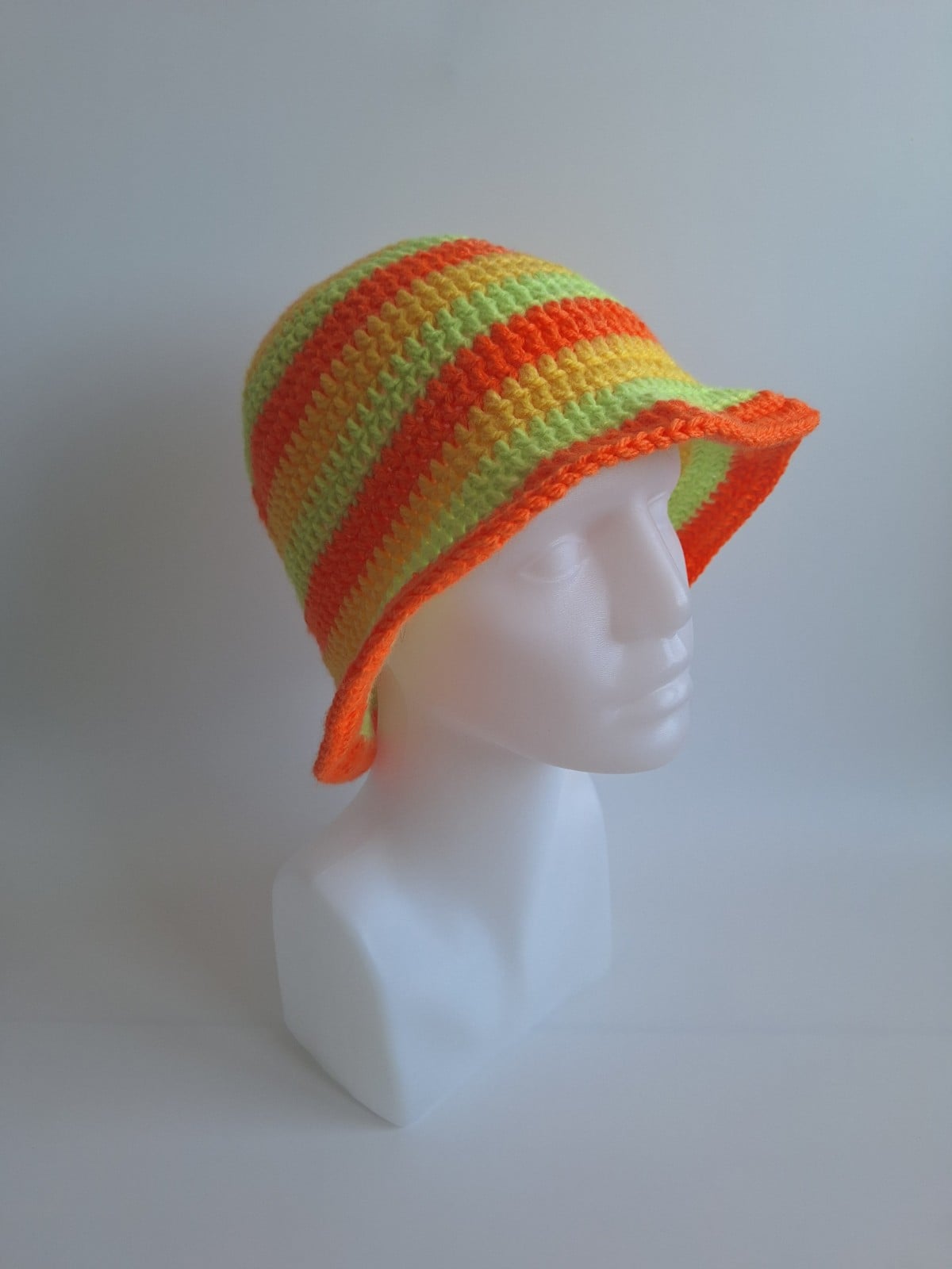 Gehaakte bucket hat 'Groen, oranje en geel'