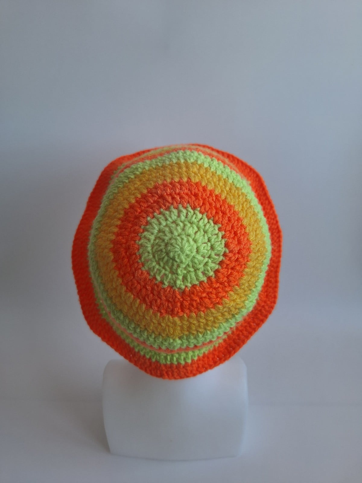 Gehaakte bucket hat 'Groen, oranje en geel'