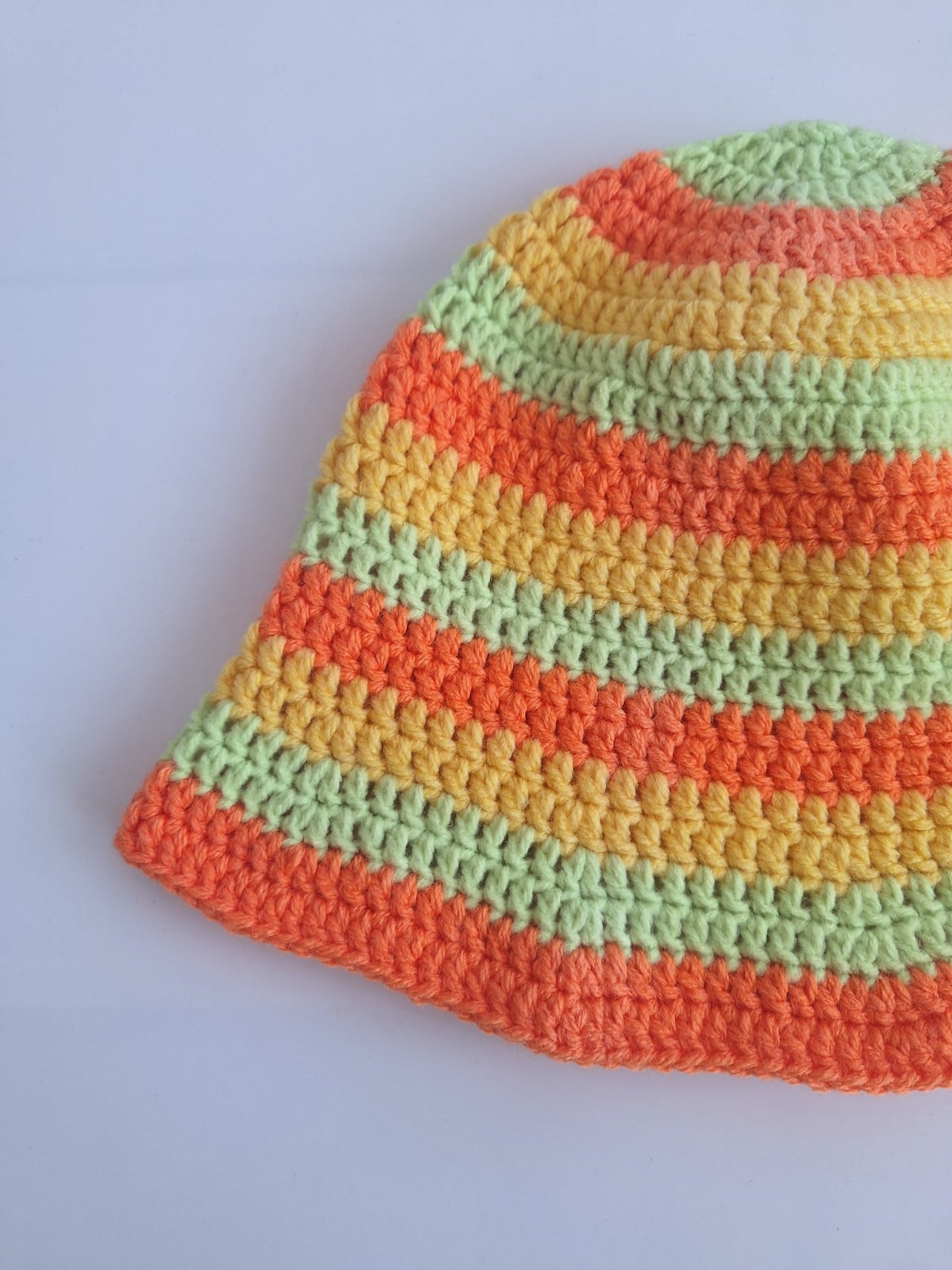 Gehaakte bucket hat 'Groen, oranje en geel'