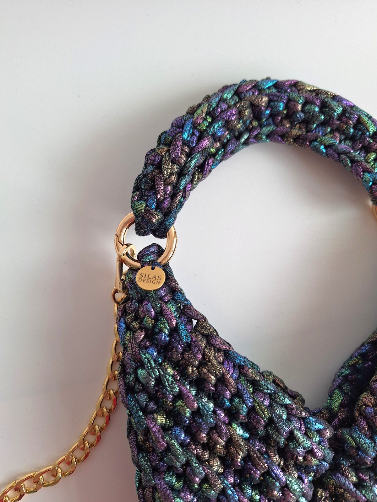 Gehaakte crossbody tas 'Metallic zwart regenboog'