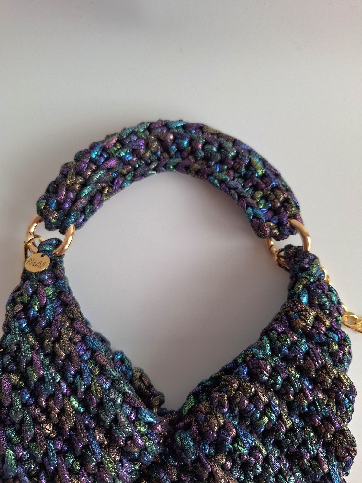 Gehaakte crossbody tas 'Metallic zwart regenboog'