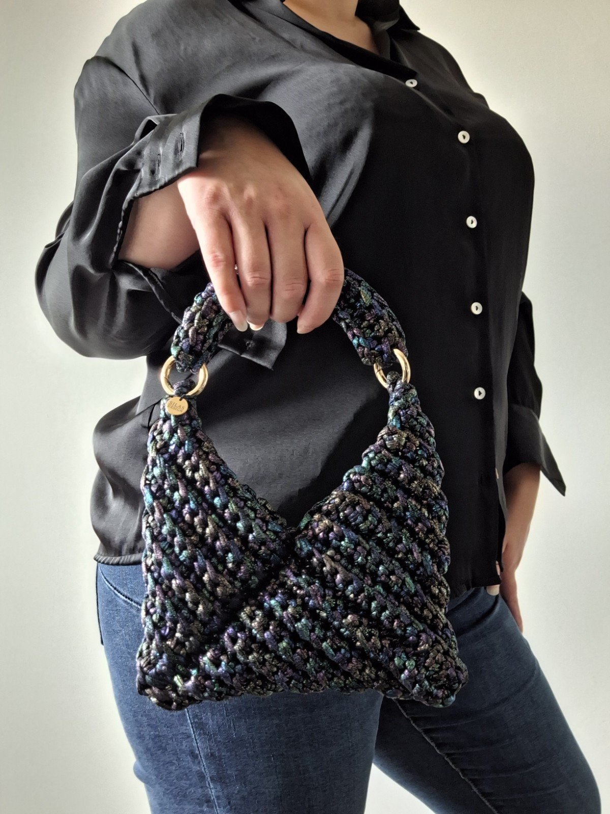 Gehaakte crossbody tas 'Metallic zwart regenboog'