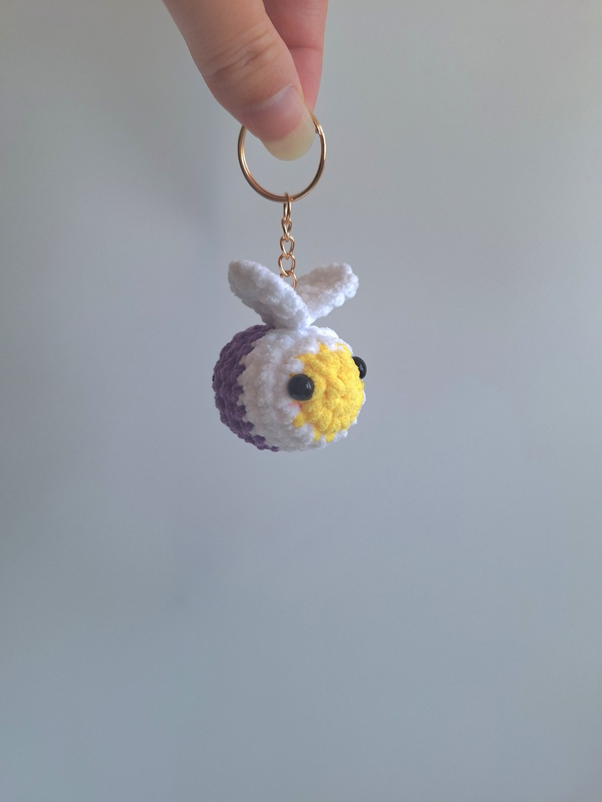 Gehaakte sleutelhanger 'Non-binary bij'