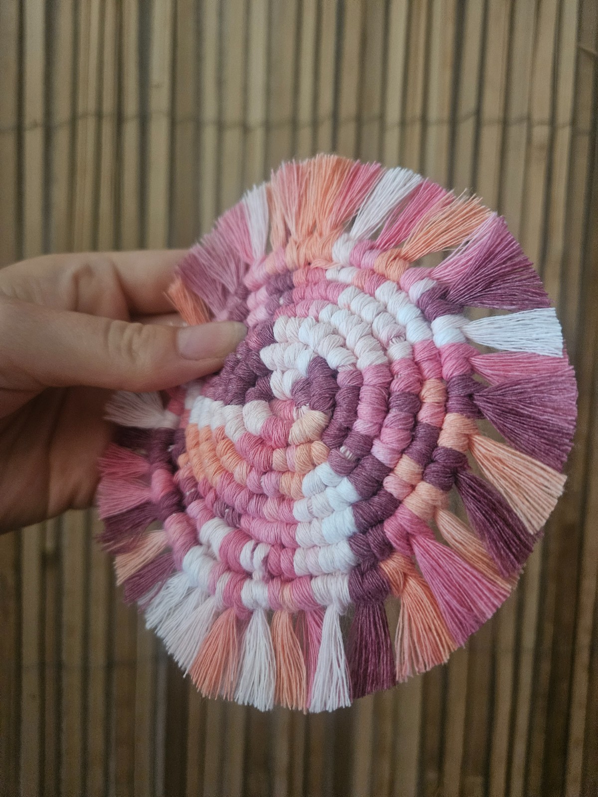 Gekleurde macramé onderzetter - 86809 Gekleurde macramé onderzetter