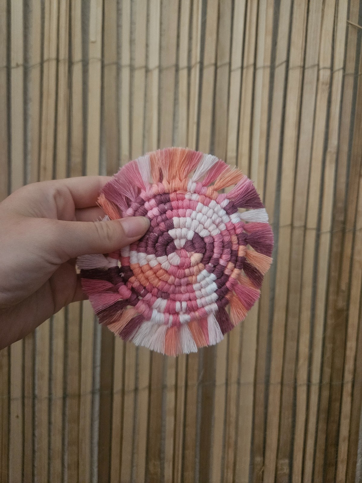 Gekleurde macramé onderzetter - 86810 Gekleurde macramé onderzetter