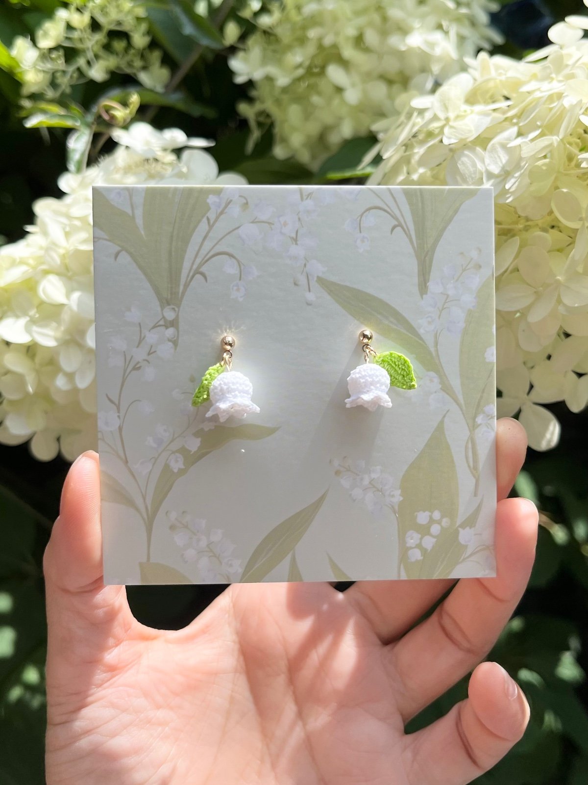 Lelietje-van-dalen Oorbellen – Microgehaakt met Lichtgroene blaadjes