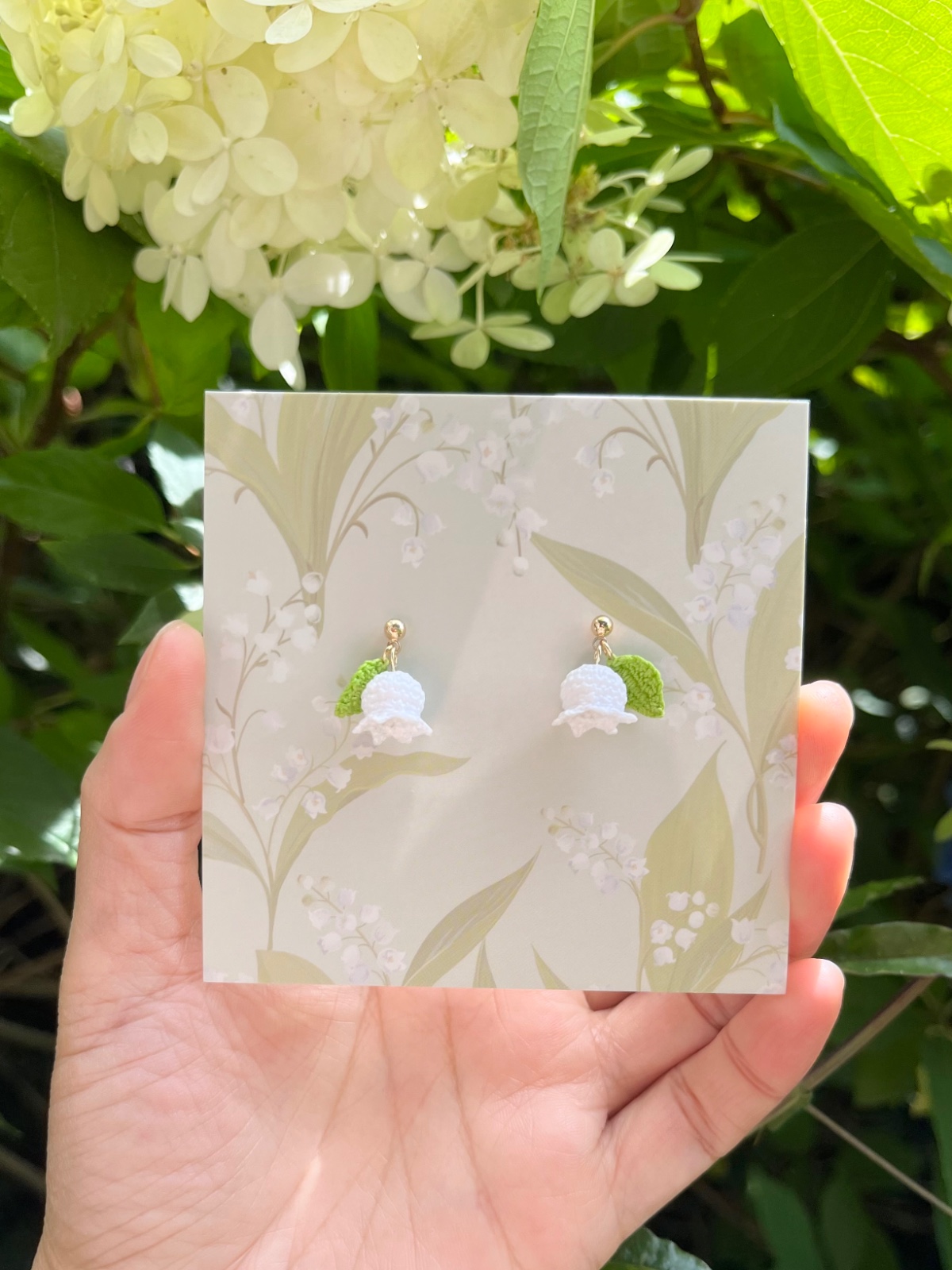 Lelietje-van-dalen Oorbellen – Microgehaakt met Lichtgroene blaadjes